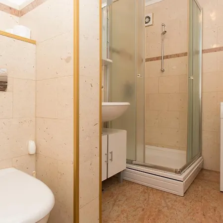 Saraj 4 *