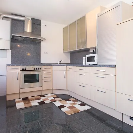 Saraj 4 *
